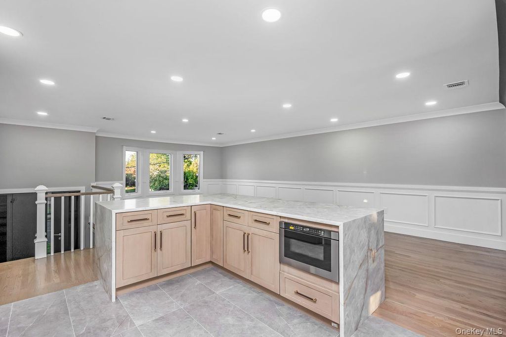 27 Clinton Lane, Hicksville, NY 11801 — photo 4