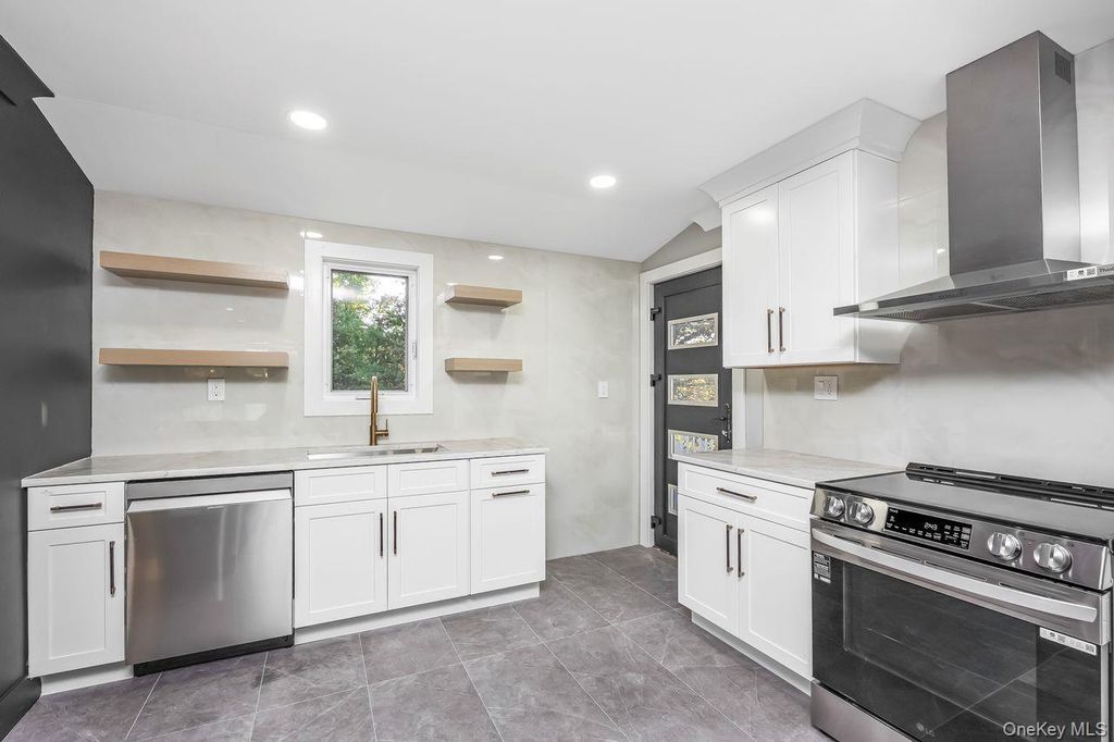 27 Clinton Lane, Hicksville, NY 11801 — photo 5