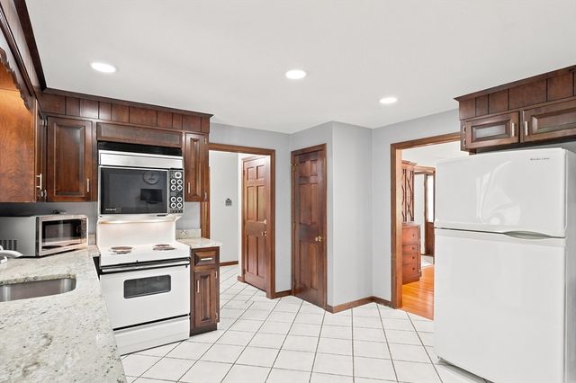 8 Flanagan Drive, Framingham, MA 01701