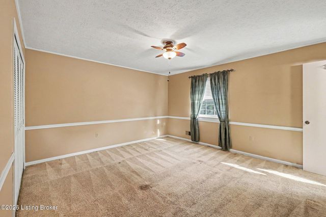 1202 Holsworth Ln, Louisville, KY 40222