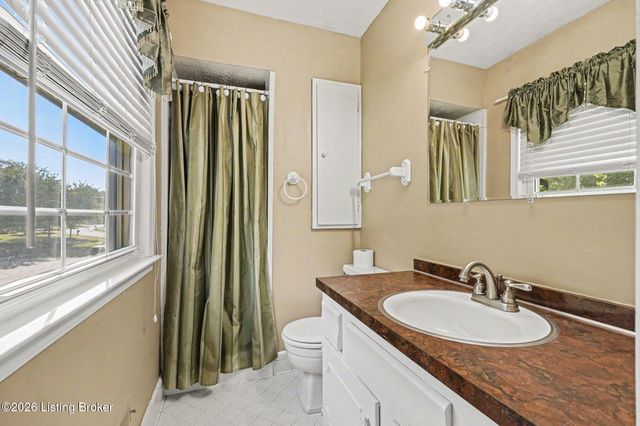 1202 Holsworth Ln, Louisville, KY 40222