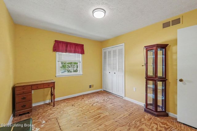 1202 Holsworth Ln, Louisville, KY 40222