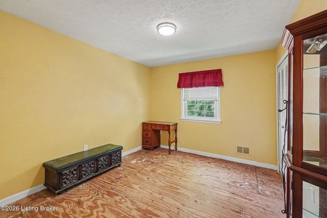 1202 Holsworth Ln, Louisville, KY 40222