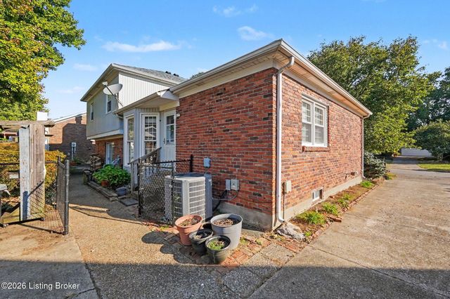 1202 Holsworth Ln, Louisville, KY 40222