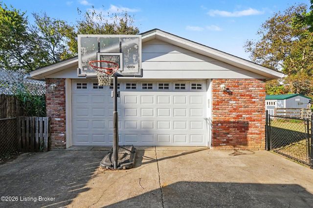 1202 Holsworth Ln, Louisville, KY 40222