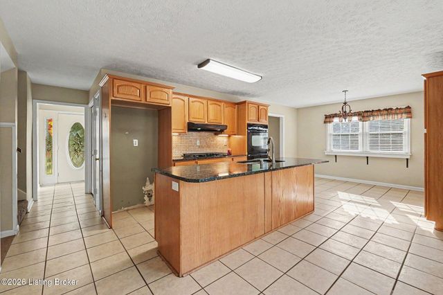 1202 Holsworth Ln, Louisville, KY 40222
