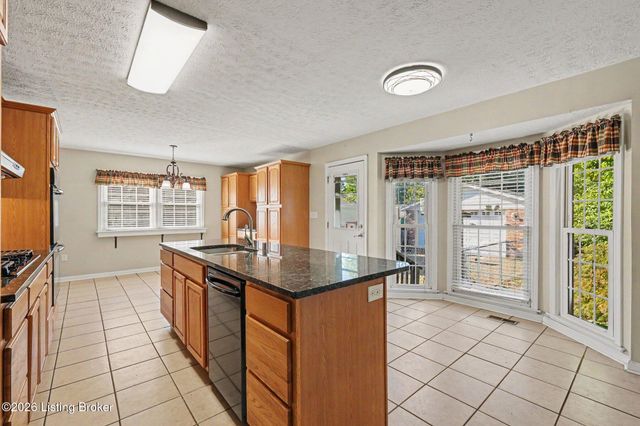 1202 Holsworth Ln, Louisville, KY 40222