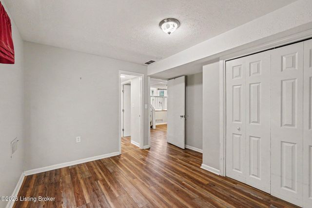 1202 Holsworth Ln, Louisville, KY 40222
