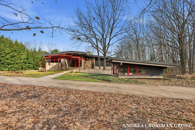 6465 Sandhill Lane, Saugatuck Twp, MI 49408