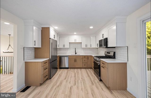 27 DOVER LN, Sicklerville, NJ 08081
