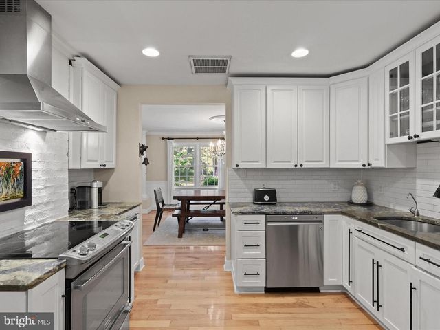 11607 HELMONT DR, Oakton, VA 22124