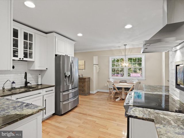 11607 HELMONT DR, Oakton, VA 22124