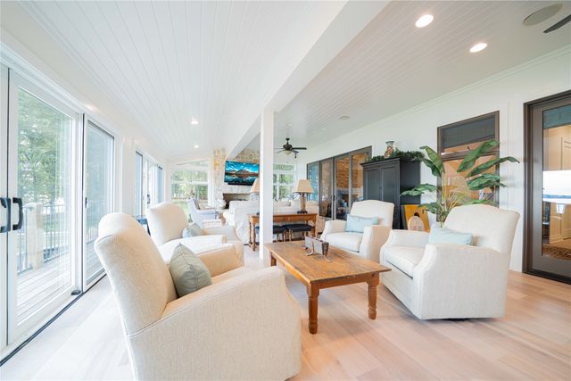 582 Windy Point Drive, Mount Vernon, TX 75457