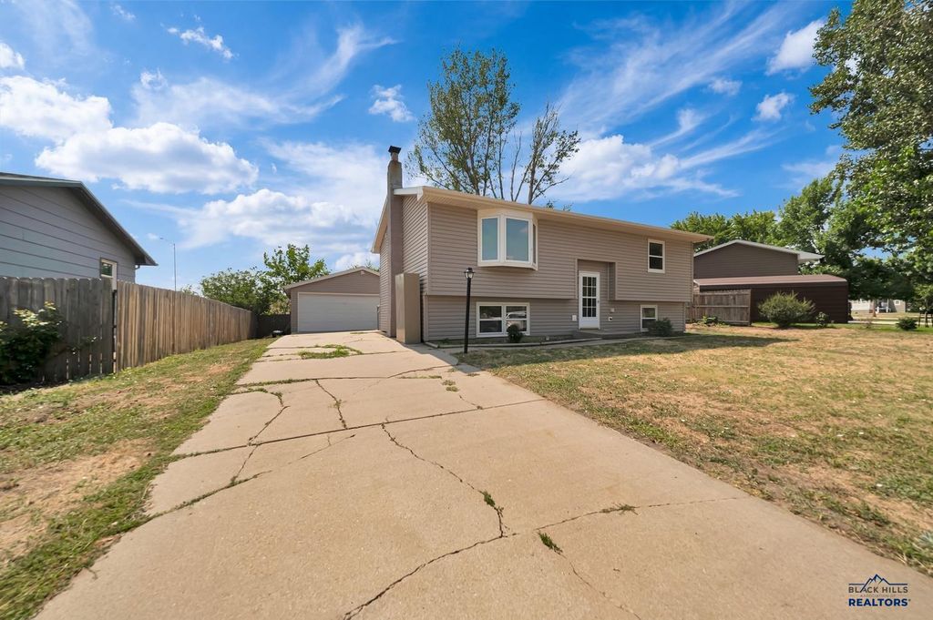 3824 CHIEF DR, Rapid City, SD 57701