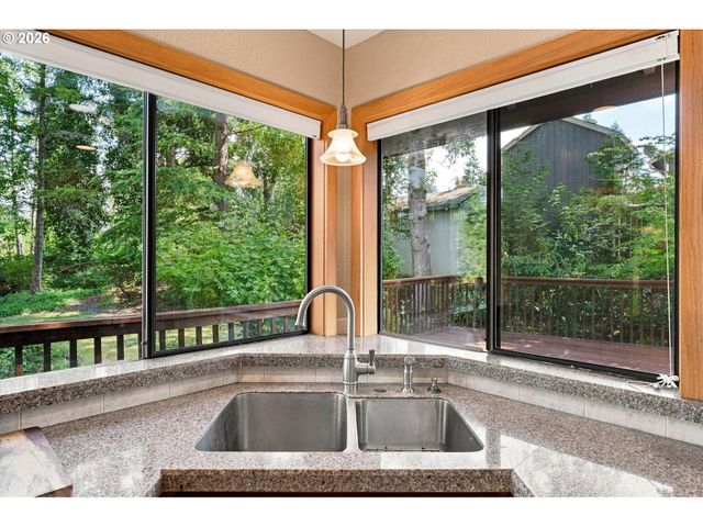 2461 PARK HILL Dr, Longview, WA 98632