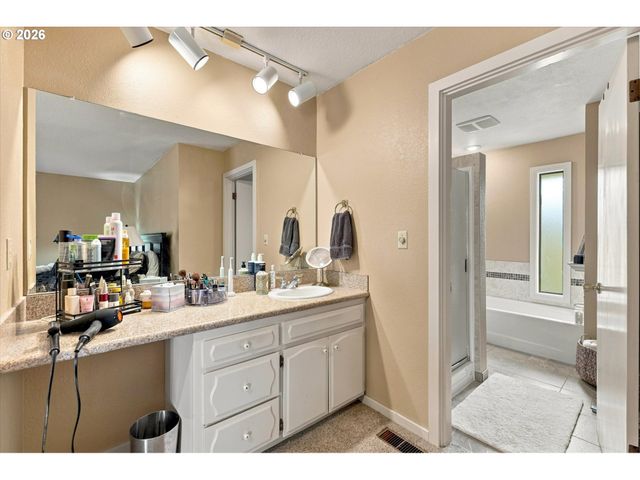 2461 PARK HILL Dr, Longview, WA 98632