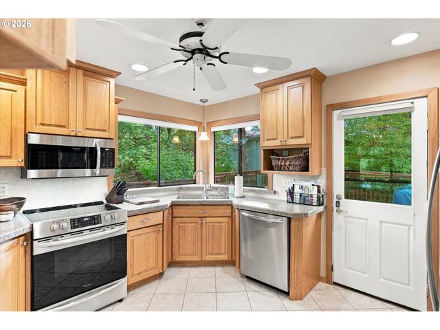 2461 PARK HILL Dr, Longview, WA 98632