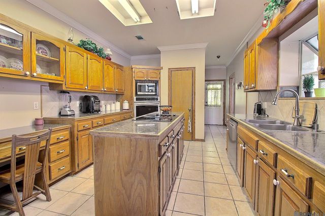 15855 Four Oaks Dr, Pride, LA 70770