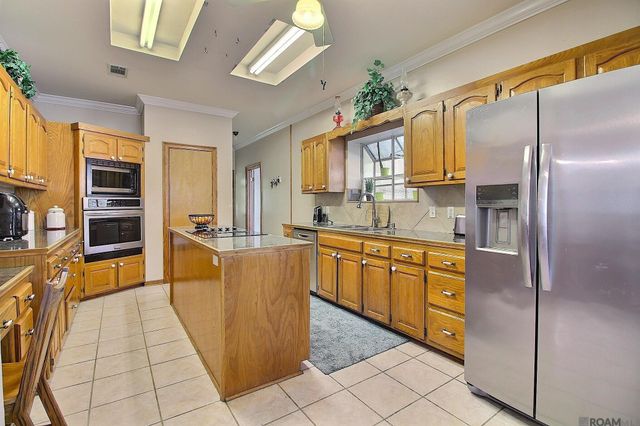 15855 Four Oaks Dr, Pride, LA 70770