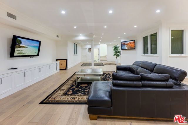 391 S Saltair Avenue, Los Angeles, CA 90049