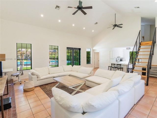 317 Bayberry Dr, Plantation, FL 33317