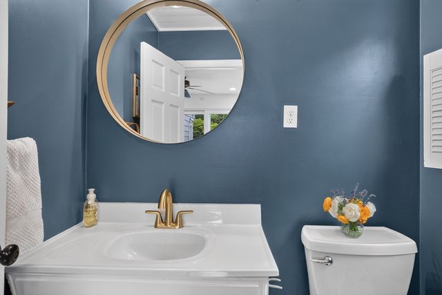 18 Hart St, Burlington, MA 01803