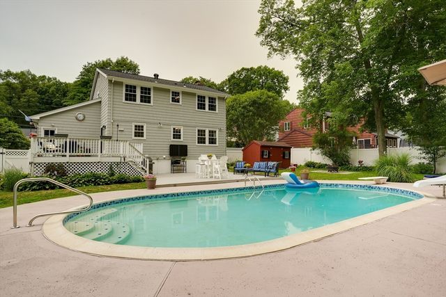 18 Hart St, Burlington, MA 01803