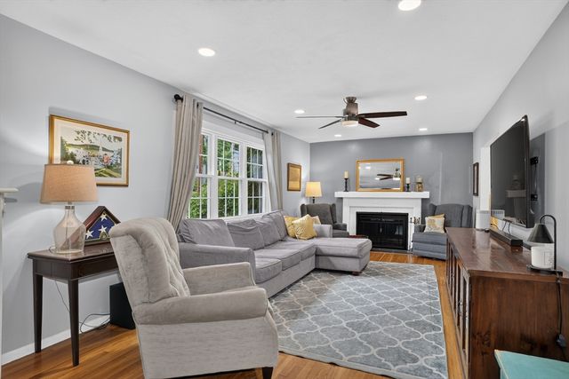 18 Hart St, Burlington, MA 01803