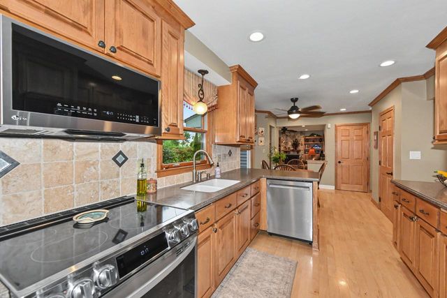3250 W Rochelle AVENUE, Glendale, WI 53209