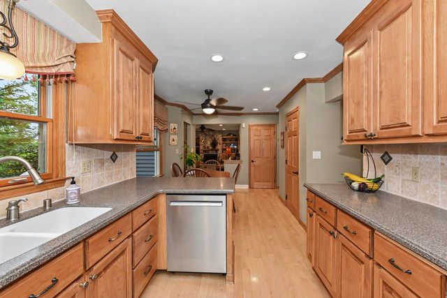 3250 W Rochelle AVENUE, Glendale, WI 53209
