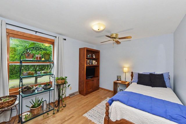 3250 W Rochelle AVENUE, Glendale, WI 53209