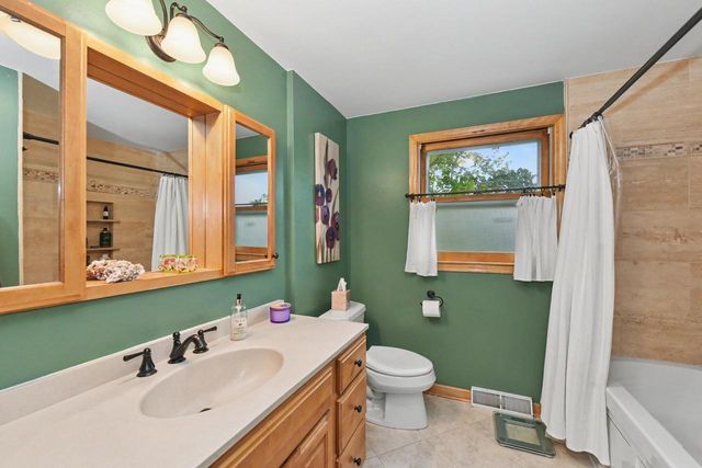 3250 W Rochelle AVENUE, Glendale, WI 53209