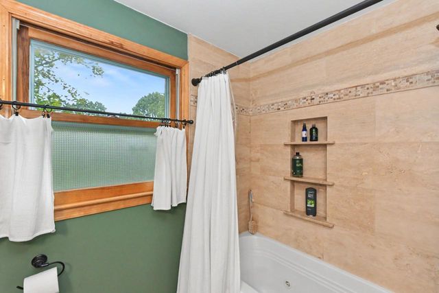 3250 W Rochelle AVENUE, Glendale, WI 53209