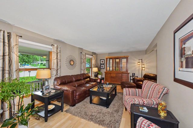 3250 W Rochelle AVENUE, Glendale, WI 53209