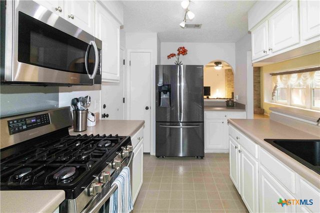 1609 Woodhill Drive, Round Rock, TX 78681
