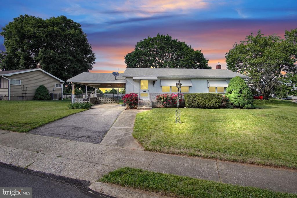 Image 1 of property listing at 844 GUNNISON RD, York, PA 17404