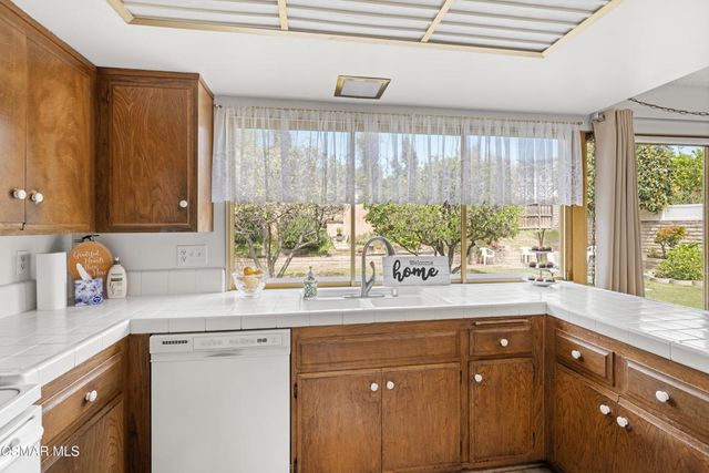 635 W Velarde Drive, Thousand Oaks, CA 91360