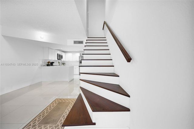 240 W 68th St 213, Hialeah, FL 33014