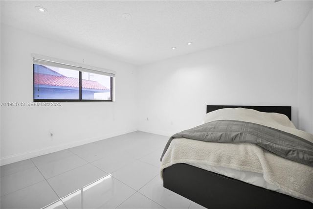 240 W 68th St 213, Hialeah, FL 33014