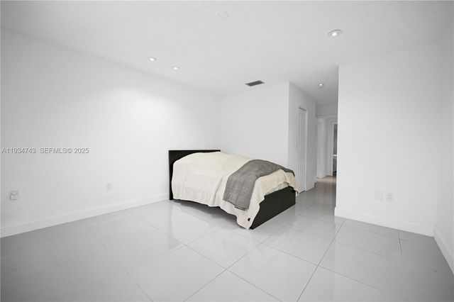 240 W 68th St 213, Hialeah, FL 33014