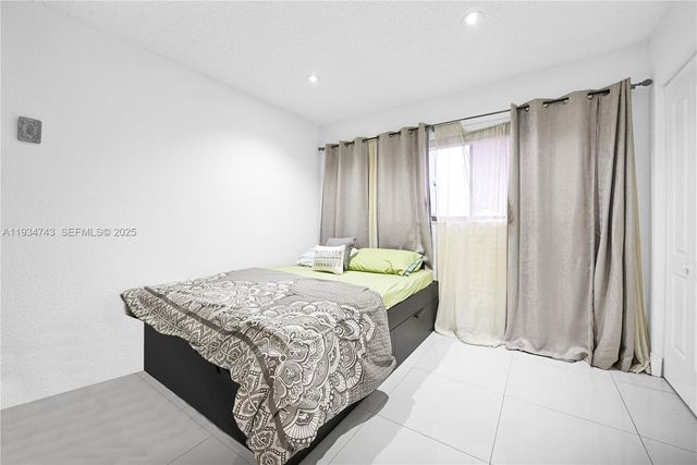 240 W 68th St 213, Hialeah, FL 33014