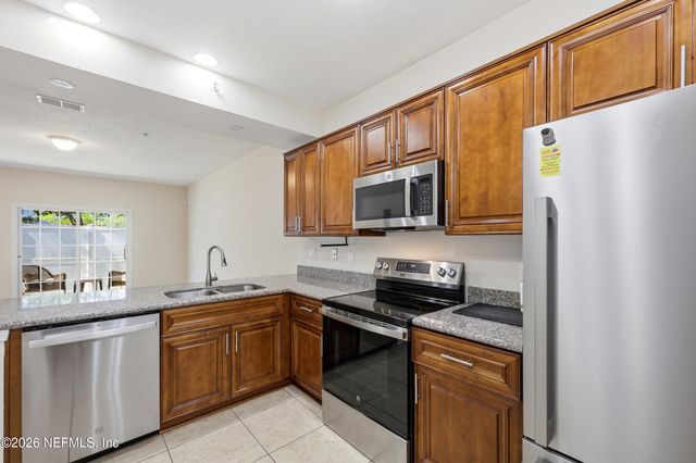 11355 ESTANCIA VILLA Circle 202, Jacksonville, FL 32246