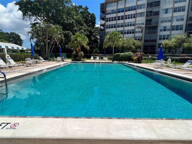 1300 Saint Charles Place L12, Pembroke Pines, FL 33026