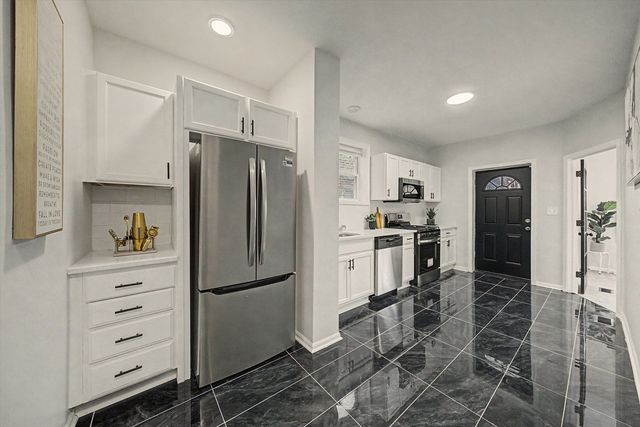 7641 S Phillips Avenue, Chicago, IL 60649