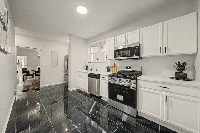 7641 S Phillips Avenue, Chicago, IL 60649