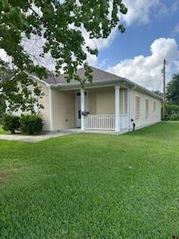1106 9th Avenue N, Texas City, TX 77590