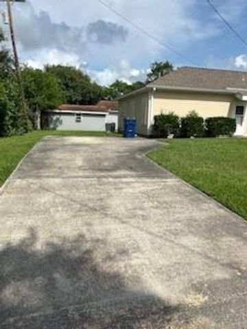 1106 9th Avenue N, Texas City, TX 77590