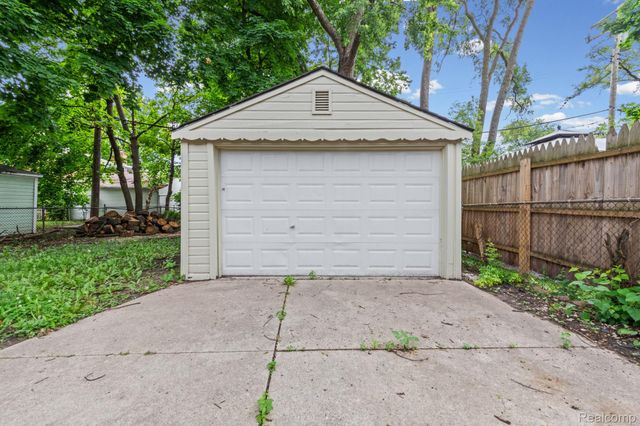 17400 Huntington Road, Detroit, MI 48219