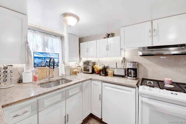 3252 Waterbury Avenue, Bronx, NY 10465