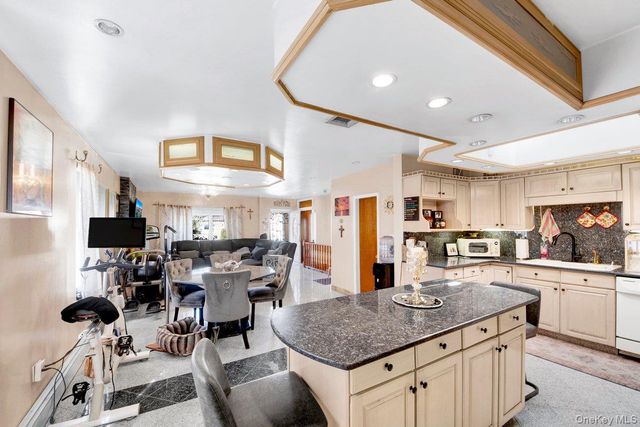 3252 Waterbury Avenue, Bronx, NY 10465